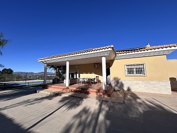 Maravillosa Villa con Piscina y Vistas a la Montaña en Petrer