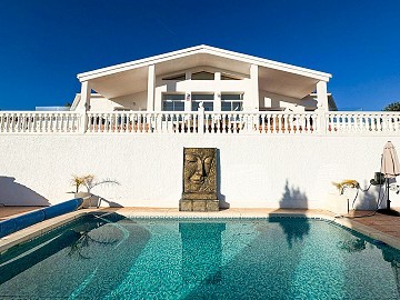 Acogedora Villa con Piscina y Vistas Panoramicas a la Montaña en Petrer