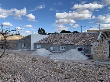 Bodega Reformada con 4 Dormitorios, 3 Baños y Piscina