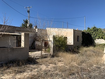 Maison troglodyte à restaurer avec piscine proche de la ville