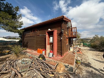 Villa met 4 slaapkamers en 2 badkamers en een houten huis met 4 slaapkamers en 2 badkamers te koop in La Romana.