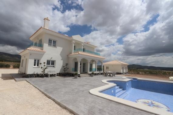 Villa de lujo de nueva construcción de 4 dormitorios con parcela y piscina