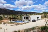 Neubauvilla mit 4 Schlafzimmern und 8m Pool in Spanish Fincas