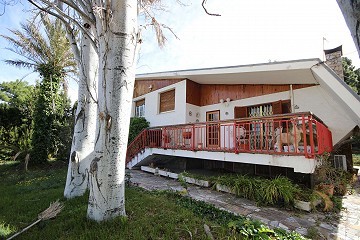 Vrijstaande villa met zwembad en garage in Loma Bada, Alicante