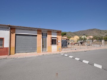 Groot herenhuis met 3 slaapkamers in Salinas in de buurt van Sax.