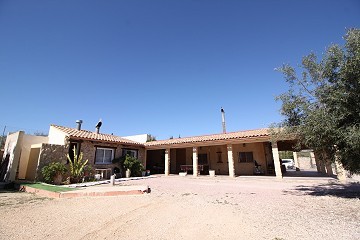 Villa 4 chambres 3 salles de bain avec garage et jardin avec salle pour une piscine