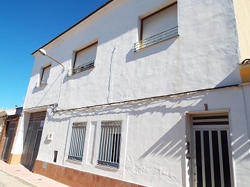 Großes Stadthaus mit Garage in Caudete