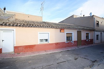 Town House with a garden and room for a pool in Sax