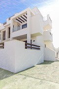 Bonito Apartamento con una gran Piscina Común y 4 Pistas de Golf cerca in Spanish Fincas