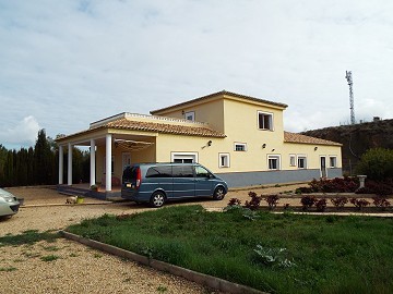 Prachtige villa met 6 slaapkamers en 3 badkamers met solarium in Zarra, Valencia