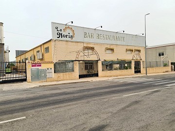 Grand restaurant avec salles de réception à louer ou à acheter