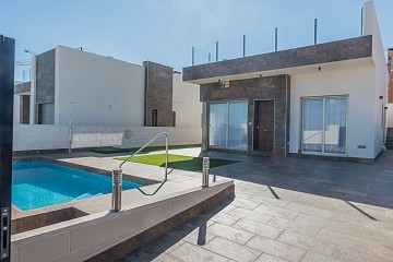 Modern 3 Bed Villa Close to Golf