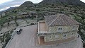 Hermosa villa renovada de 5 dormitorios en una gran parcela in Spanish Fincas