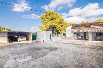 Villa de 4 dormitorios con piscina y garaje