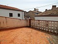 Amplia casa adosada con 2 apartamentos independientes y garaje in Spanish Fincas