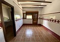 Enorme villa de 5 dormitorios y 3 baños con establos in Spanish Fincas