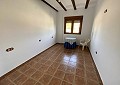 Enorme villa de 5 dormitorios y 3 baños con establos in Spanish Fincas