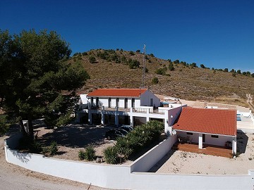 Indrukwekkend groot huis met 2e huis plus zwembad en garages