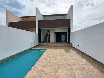 Villa de nueva construcción con piscina