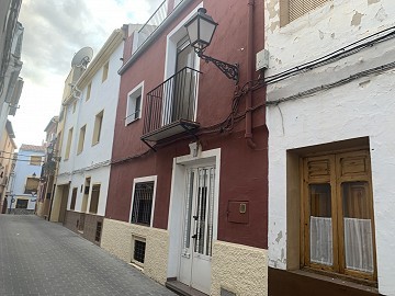 Amplia Casa Adosada en Ayora