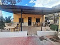 Villa de 3 dormitorios con piscina y vistas que necesita actualización in Spanish Fincas