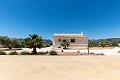 Wunderschöne bezugsfertige Villa mit Gästehaus und Pool in Spanish Fincas