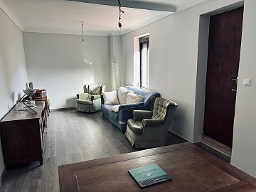 Mooi herenhuis met 5 slaapkamers in Monovar