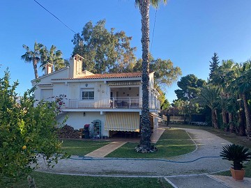 Impresionante villa de 5 dormitorios y 3 baños con piscina y cancha de tenis.