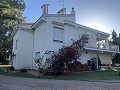 Impresionante villa de 5 dormitorios y 3 baños con piscina y cancha de tenis. in Spanish Fincas