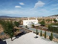 Villa moderna de 3 dormitorios a pie de la ciudad con casas de huéspedes in Spanish Fincas