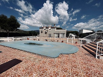 Amplia finca con piscina y cochera en Hondon de las Nieves