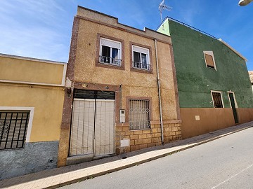 Das Haus ist in zwei Wohnungen aufgeteilt – es sind bauliche Reparaturen oder ein Umbau erforderlich