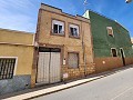 Maison divisée en 2 appartements - a besoin de réparations structurelles ou de reconstruction in Spanish Fincas