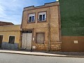 Maison divisée en 2 appartements - a besoin de réparations structurelles ou de reconstruction in Spanish Fincas