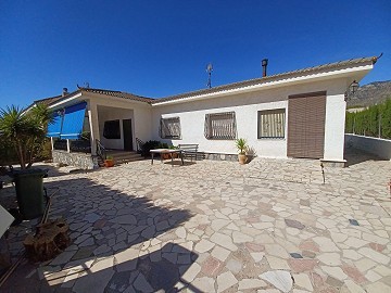 Villa in Salinas town on an urban plot of 582m2