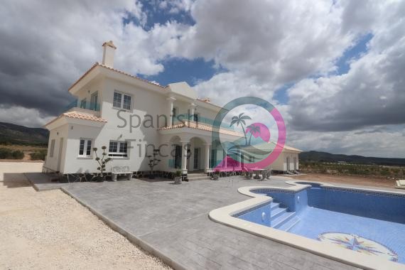 Villa de lujo de nueva construcción de 4 dormitorios con parcela y piscina