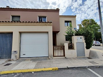 Stadthaus mit Garten und Garage in Pinoso