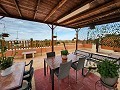 Verhoogde villa met zwembad en prachtig uitzicht op zee in Spanish Fincas