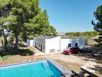 Villa de 4 dormitorios con salpicadero modernizado y piscina.