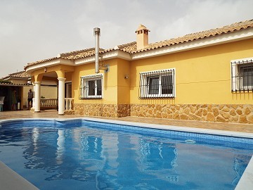 Villa with 4 Beds & 2 Bathrooms, Pool, Sauna & Summer Kitchen