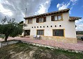 4-Schlafzimmer-Villa mit Pool, nur 500 Meter zu Fuß von der Stadt Sax entfernt in Spanish Fincas