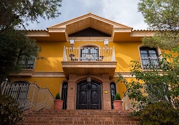 5 Bedroom Mansion in Quesada Lo Pepin