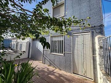 Casa adosada grande de 6 habitaciones y 2 baños