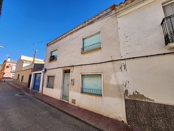 Amplia Casa Adosada en Salinas