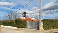 Villa a pie de ciudad con piscina y casa de huéspedes in Spanish Fincas