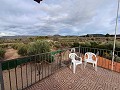 Villa a pie de ciudad con piscina y casa de huéspedes in Spanish Fincas