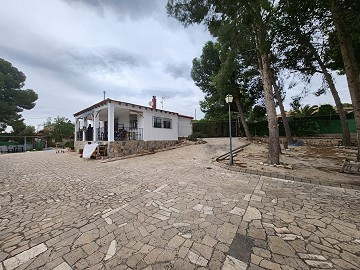 3-Schlafzimmer-Villa mit Grundstück in Petrer