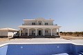 Villa de nueva construcción 195m2 con piscina y parcela in Spanish Fincas