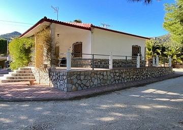 Villa de 3 chambres et 1 salle de bain très bien située avec piscine et maison d'hôtes de 2 étages à Sax