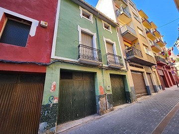 Amplia casa con garajes para reformar en el centro de Villena